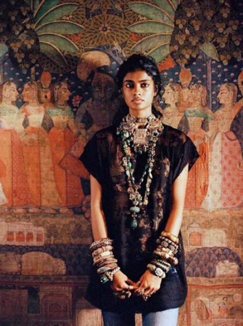 Sabyasachi Mukherjee - один из знаменитых индийских дизайнеров, чьи изысканные изделия завоевали тысячи поклонников. 06