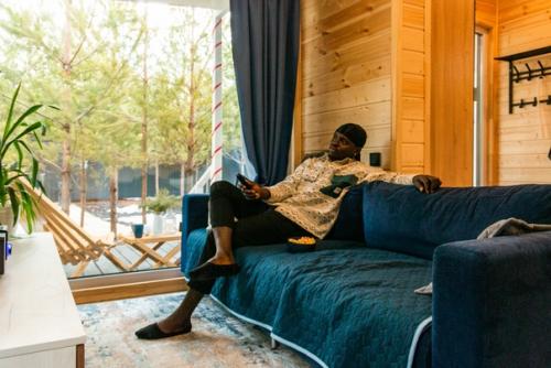 Дом Модерн 60 демонстрирует уникальные способы организации пространства, ярко показывая его функциональность и стиль. 01