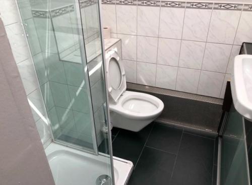 Несколько друзей решили построить себе дом на колесах, чтобы путешествовать с комфортом. 02