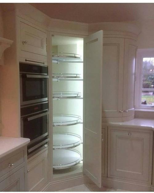 Угловой шкаф в кухонном гарнитуре может выглядеть и так. 02