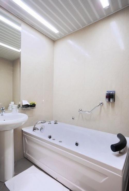 Какой потолок для ванной выбрать? 05