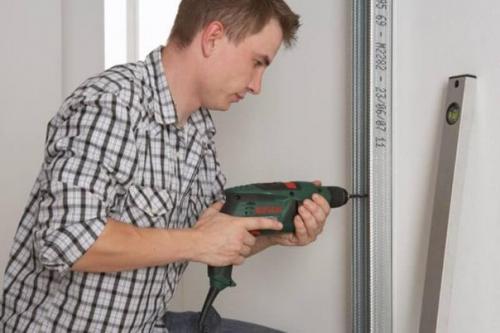 Гипсокартонная перегородка. Среди положительных качеств этого материала для создания межкомнатных перегородок можно выделить следующие: 02