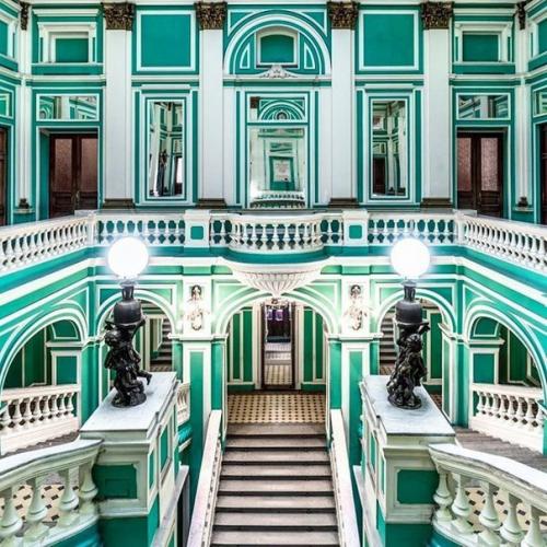 Дом офицеров расположен по адресу: литейный просп., дом 20, на пересечении с кирочной улицей. 03