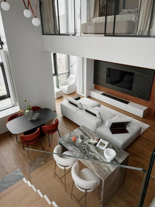 Шестиметровый потолок и высокие окна: квартира 120 м в Красноярске.

