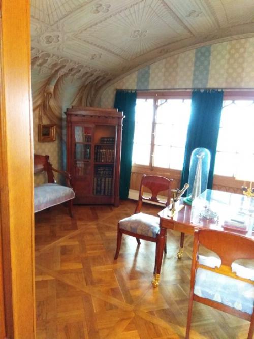 Дворец коттедж очень стильный, весьма скромный. 08