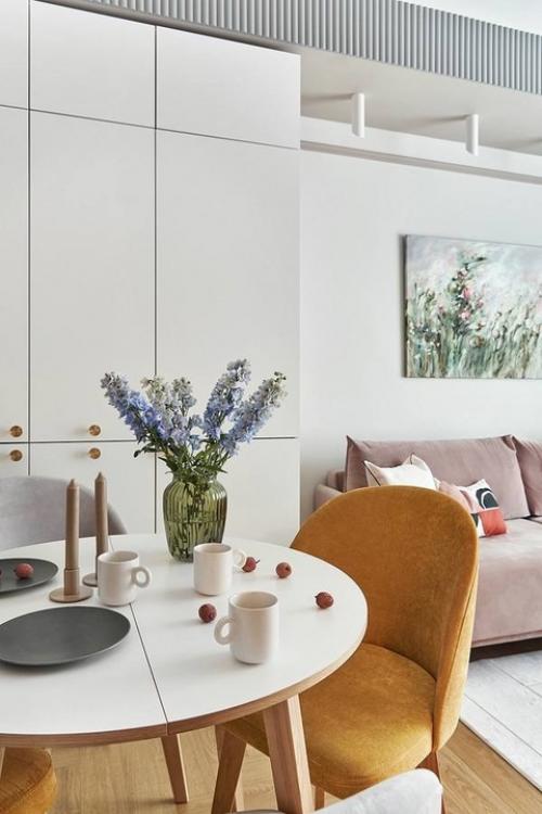 В квартире царит атмосфера весны круглый год благодаря функциональному и уютному интерьеру. 07