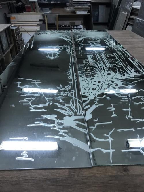 С помощью пескоструйных рисунков в виде арок, рамок или уголков оформляют обычно интерьер в классическом стиле. 04