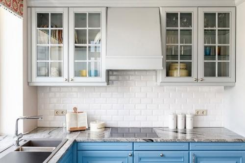 В палитре интерьера этой московской квартиры присутствуют, наверное, все основные цвета и их разнообразные оттенки. 01