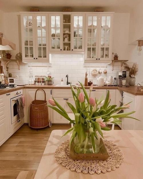 Эта кухня выглядит такой красивой и теплой благодаря освещению, красивому декору и деревянным поверхностям. 03