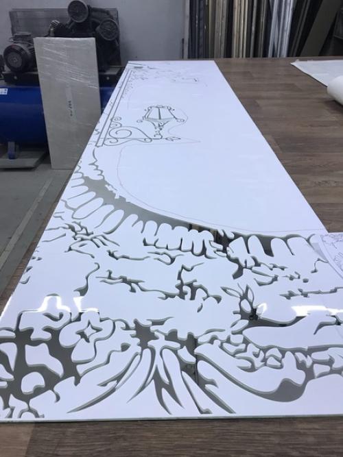 С помощью пескоструйных рисунков в виде арок, рамок или уголков оформляют обычно интерьер в классическом стиле. 08