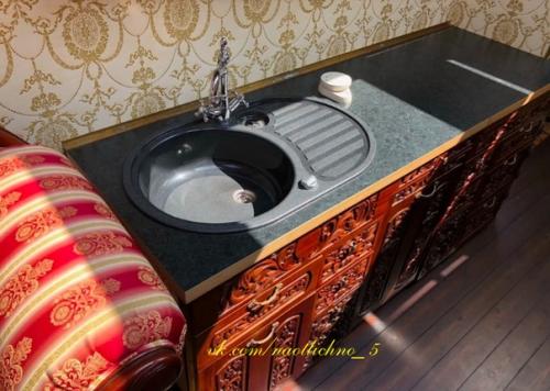 Несколько друзей решили построить себе дом на колесах, чтобы путешествовать с комфортом. 05