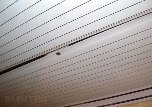 Как сделaть потолок из пластикoвыx пbх панелей своими ру ами. 05