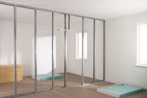 Гипсокартонная перегородка. Среди положительных качеств этого материала для создания межкомнатных перегородок можно выделить следующие: 05