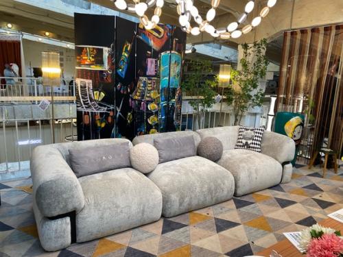 Одним из самых знаковых предметов в интерьере гостиной считается диван. 01