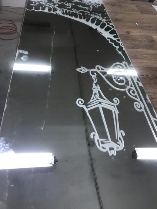 С помощью пескоструйных рисунков в виде арок, рамок или уголков оформляют обычно интерьер в классическом стиле. 05