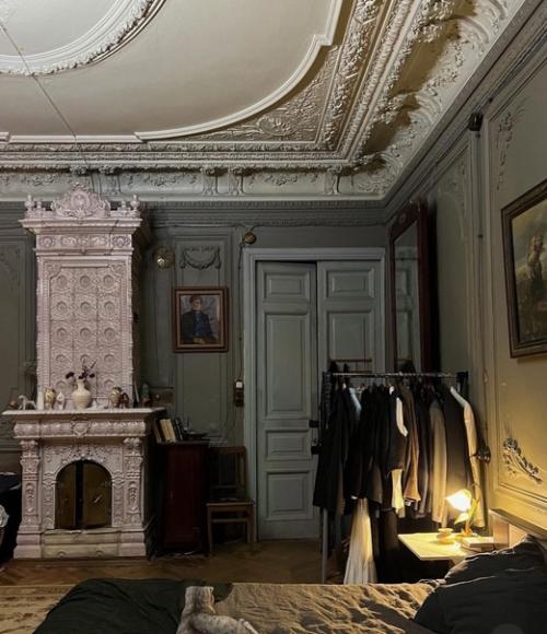 Чарующая атмосфера в комнате одной из квартир доходного дома 1908 года. 02