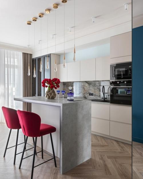 Жилой комплекс, в котором находится эта квартира, расположен в меньше чем сотне метров от моря. 04