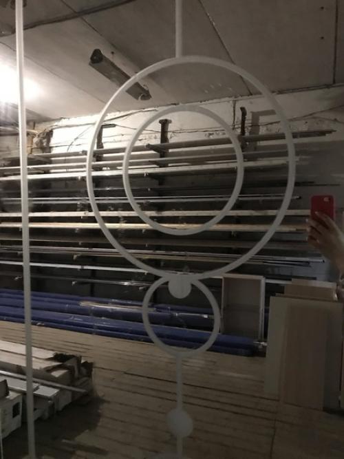 С помощью пескоструйных рисунков в виде арок, рамок или уголков оформляют обычно интерьер в классическом стиле. 03