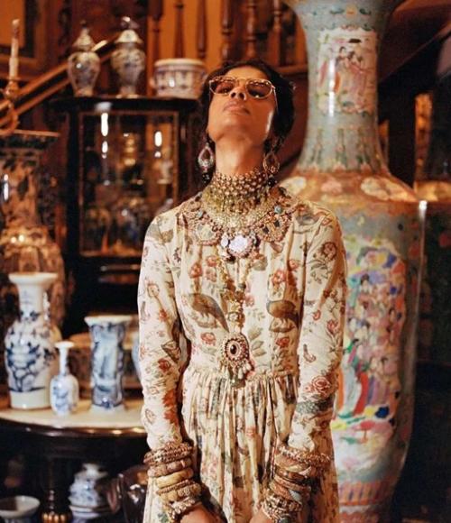 Sabyasachi Mukherjee - один из знаменитых индийских дизайнеров, чьи изысканные изделия завоевали тысячи поклонников. 05