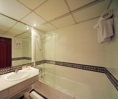 Какой потолок для ванной выбрать? 01