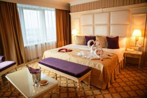 В Korston Club Hotel есть уникальная возможность провести первую брачную ночь романтично. 01