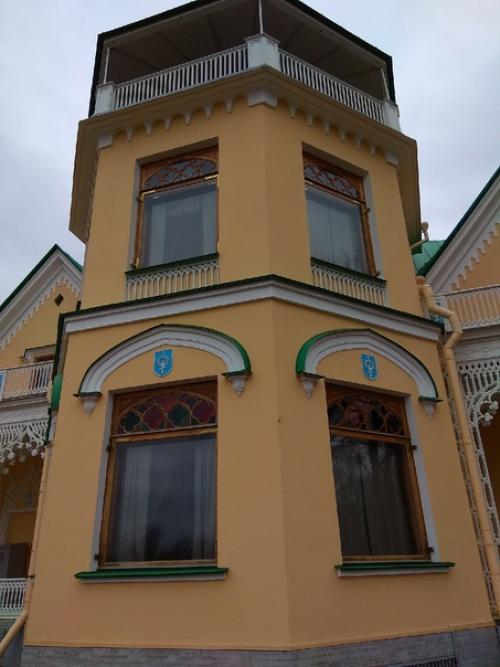 Дворец коттедж очень стильный, весьма скромный. 01