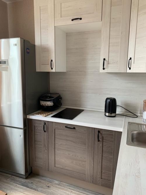 Очень приятная кухня в типовой планировке. 02