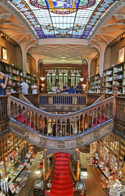 Один из самых необычных и красивых книжных магазинов находится в Португалии, в городе порту. 05