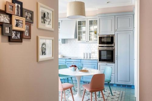 В палитре интерьера этой московской квартиры присутствуют, наверное, все основные цвета и их разнообразные оттенки. 06