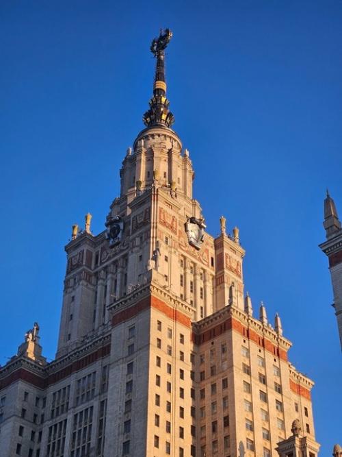 Пишу работу по архитектуре Москвы сталинского периода и наблюдая всю эту величественную красоту вокруг нас, решил поделиться небольшим фрагментом: 03