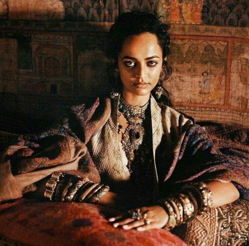 Sabyasachi Mukherjee - один из знаменитых индийских дизайнеров, чьи изысканные изделия завоевали тысячи поклонников. 03