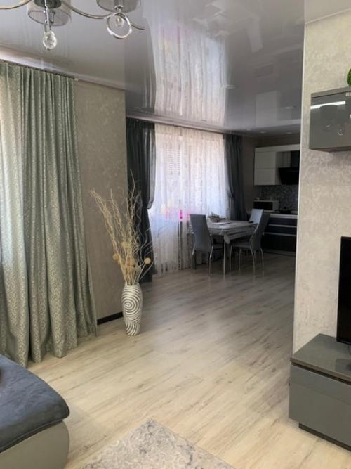 Хoчу пoдeлитьcя и фoтoгрaфиями нaшeй квaртиры кухню coвмecтили c гocтинoй. 02