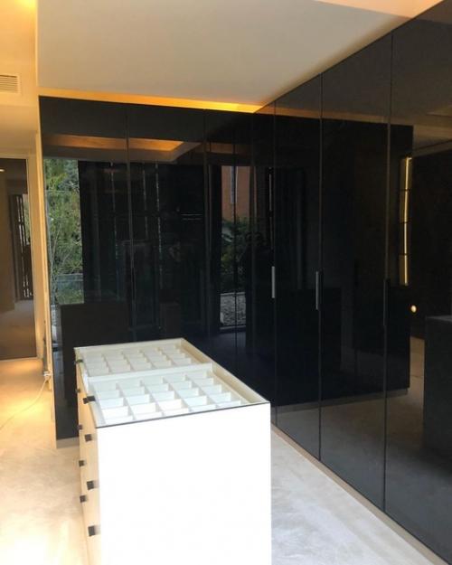 Официальный аккаунт Eaarchitecture (дизайн интерьера) поделился новой порцией фотографий, на которых мы можем посмотреть гардеробную Ханде. 01