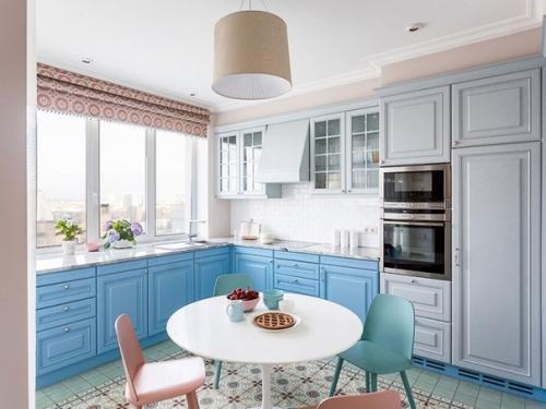 В палитре интерьера этой московской квартиры присутствуют, наверное, все основные цвета и их разнообразные оттенки. 03