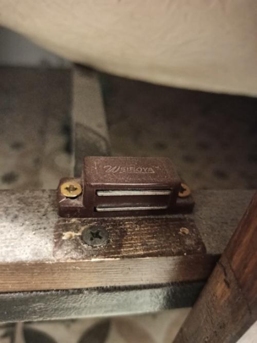 Закрыть неприглядное пространство под ванной можно разными способами, но именно деревянные жалюзийные дверцы сделают интерьер теплее и уютнее. 02