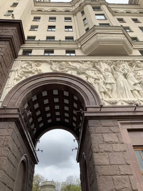 Пишу работу по архитектуре Москвы сталинского периода и наблюдая всю эту величественную красоту вокруг нас, решил поделиться небольшим фрагментом: 04