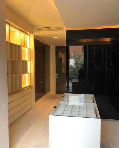 Официальный аккаунт Eaarchitecture (дизайн интерьера) поделился новой порцией фотографий, на которых мы можем посмотреть гардеробную Ханде. 02