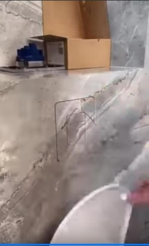 Стильное решение: кнопка слива, встроенная в стеновую плитку - аккуратно скрытая деталь, которая превращает сантехнику в единое целое с интерьером. 01