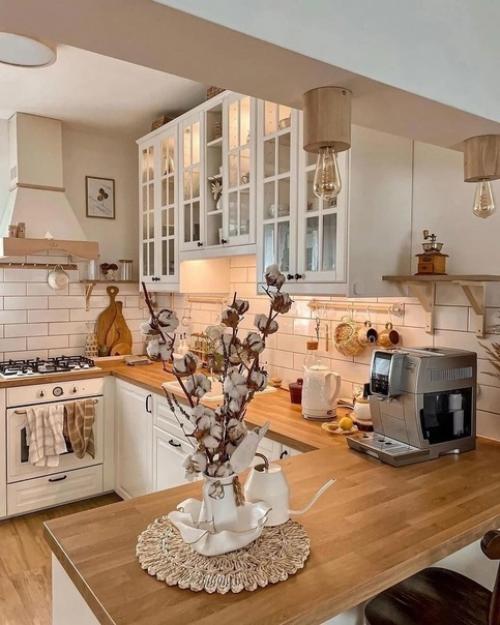 Эта кухня выглядит такой красивой и теплой благодаря освещению, красивому декору и деревянным поверхностям. 01