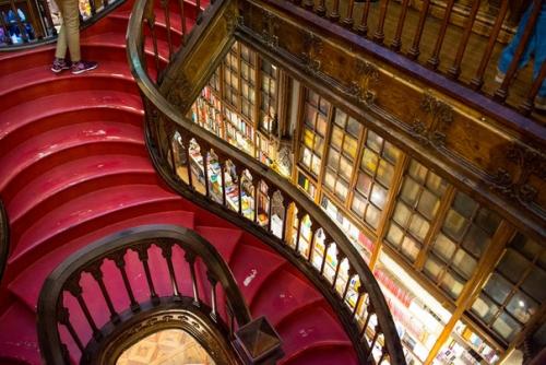 Один из самых необычных и красивых книжных магазинов находится в Португалии, в городе порту. 02