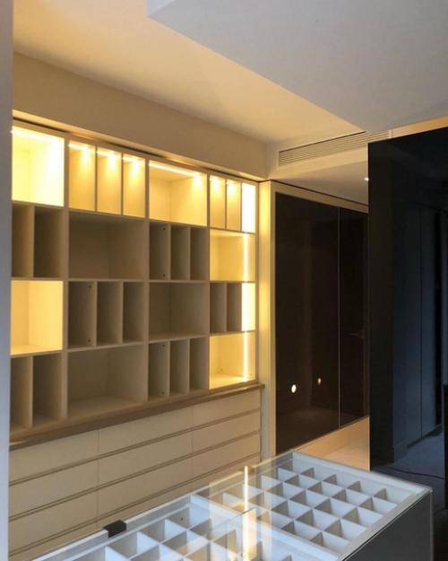 Официальный аккаунт Eaarchitecture (дизайн интерьера) поделился новой порцией фотографий, на которых мы можем посмотреть гардеробную Ханде. 03