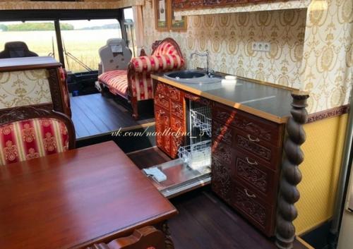 Несколько друзей решили построить себе дом на колесах, чтобы путешествовать с комфортом. 03