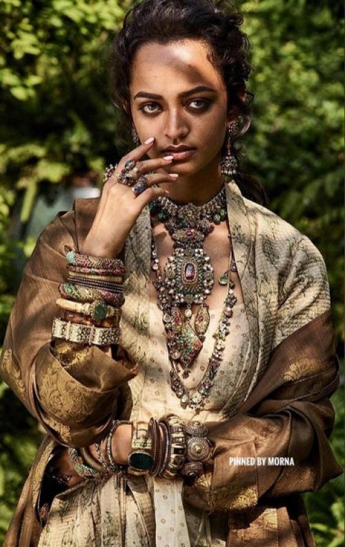 Sabyasachi Mukherjee - один из знаменитых индийских дизайнеров, чьи изысканные изделия завоевали тысячи поклонников. 02