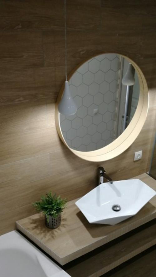 Ну вы только посмотрите, какое крутое решение было найдено для маленькой стандартной ванной комнаты! 08