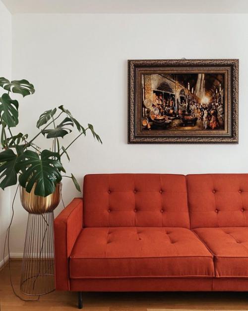 Интересный скандинавский интерьер с красным и серым диваном. 01