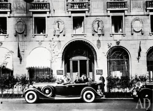 Астория.  Сто пять лет назад открылась гостиница, биография которой повторила все изгибы истории турбулентного ХХ века. 04