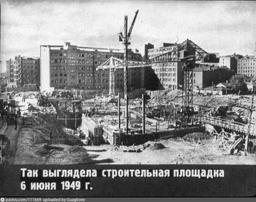 Доброе утро!   В Москве много легендарных зданий и сооружений. 01