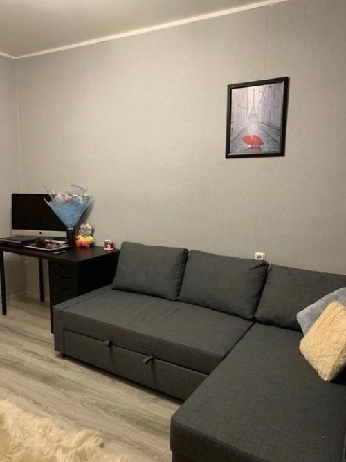 Немного переделали гостиную, пришлось поставить шкаф для хранения, конечно, стало меньше места. 02