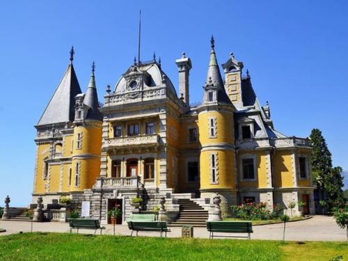 Массанровский дворец.  Он располагается недалеко от жемчужины Крыма Ялты. 01