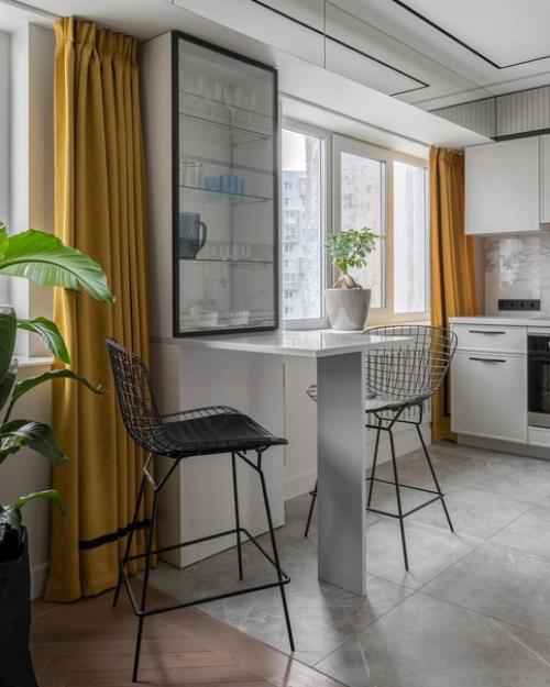 Владельцы этой квартиры в типовом доме - семейная пара. 02